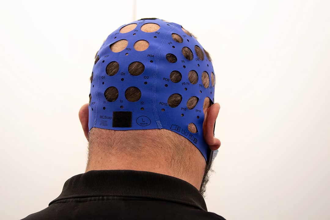 Ernio - Paciente recibe un tratamiento de técnica de estimulación transcraneal por corriente directa tDCS.
