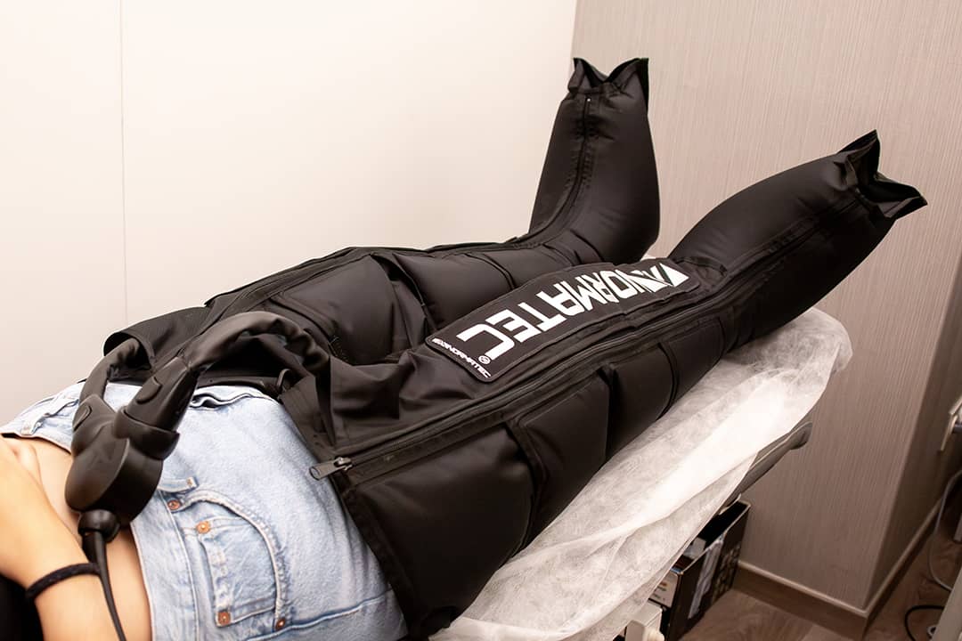 Ernio - Paciente recibe un tratamiento de presoterapia (Normatec) en sus piernas.